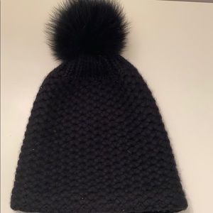 The hand-knit PomPom hat - 100% cashmere